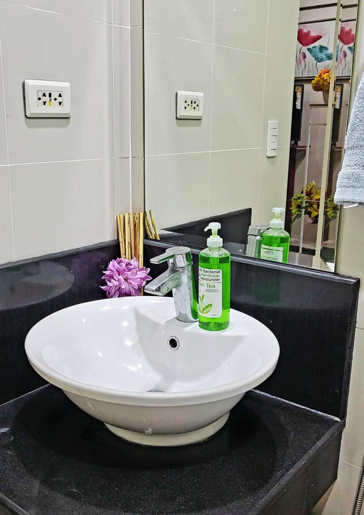 One Palm Tree Villas Condominium - Studio 7Th Fl With Balcony - Across Terminal 3 Airport Pasay Dış mekan fotoğraf