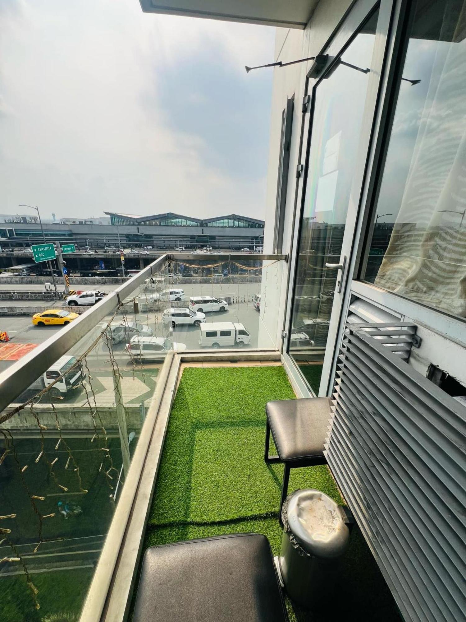 One Palm Tree Villas Condominium - Studio 7Th Fl With Balcony - Across Terminal 3 Airport Pasay Dış mekan fotoğraf